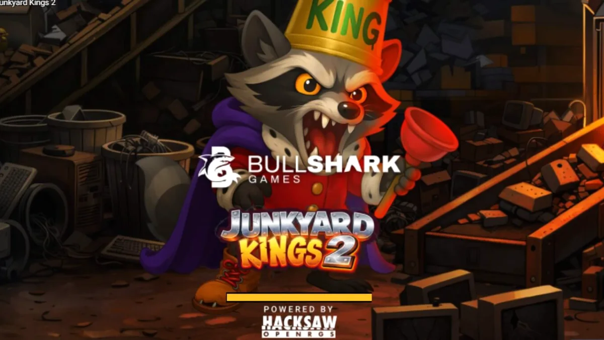 Tampilan visual slot Junkyard Kings 2 dengan tema kerajaan rakun di tempat barang bekas.