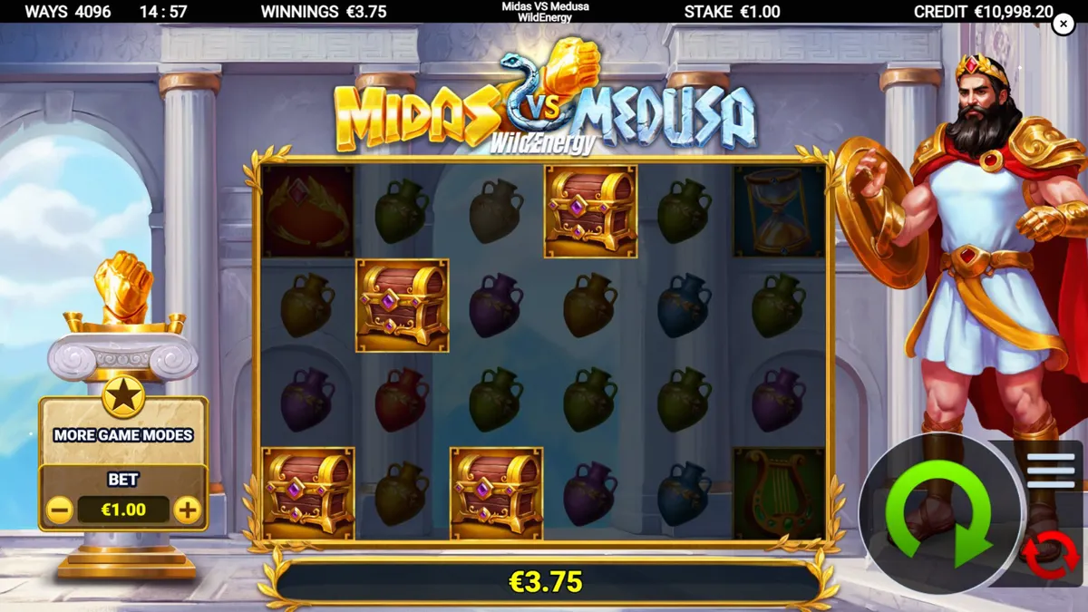 Pemandangan epik pertarungan Midas melawan Medusa dalam slot WildEnergy